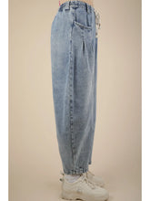 Load image into Gallery viewer, VERY Jean Brand Washed Denim Barrel Leg Jeans