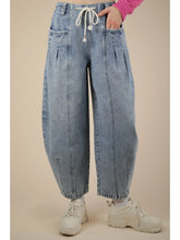 Load image into Gallery viewer, VERY Jean Brand Washed Denim Barrel Leg Jeans