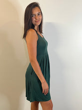 Load image into Gallery viewer, Green sleeveless casual dress with pockets and front pleats 
