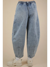 Load image into Gallery viewer, VERY Jean Brand Washed Denim Barrel Leg Jeans
